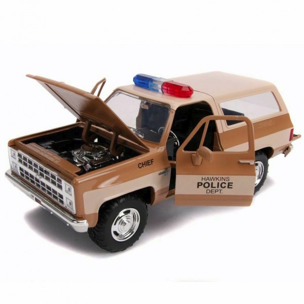 ετοιμα μοντελα αυτοκινητων - ετοιμα μοντελα - 1/24 CHEVROLET BLAZER K5 HOOPER 'S HAWKINS POLICE 1980 BROWN ''STRANGER THINGS 2016 (TV Series)'' with POLICE BADGE ΑΥΤΟΚΙΝΗΤΑ